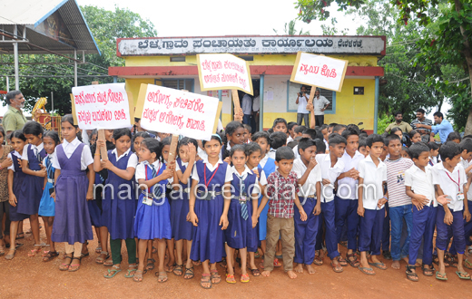 Deralakatte School children protest on garbage dump near school